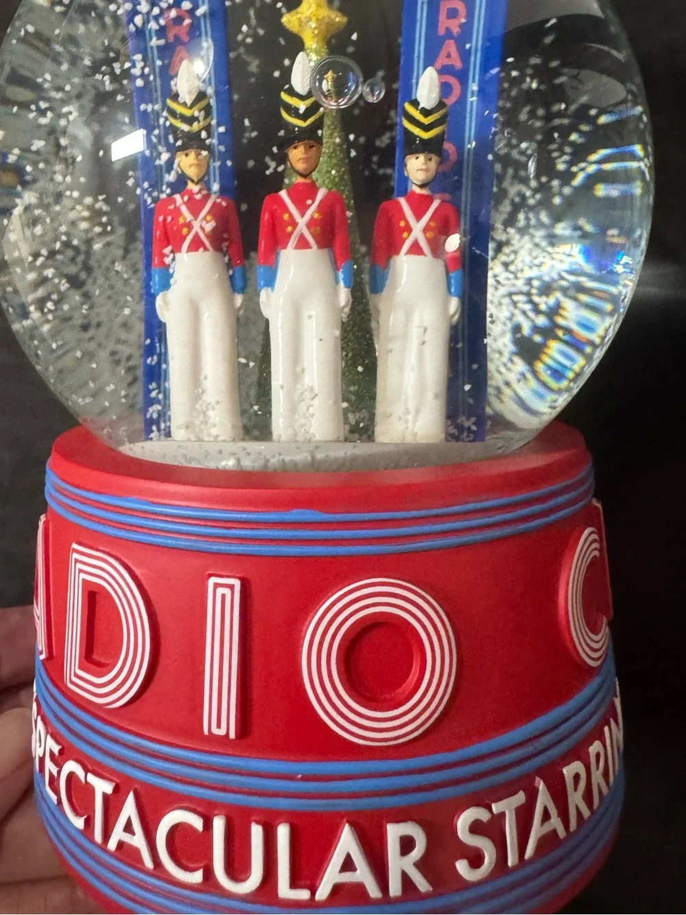 RADIO CITY Music Hall starring Rockettes Official Musical Snow-globe. Like New.